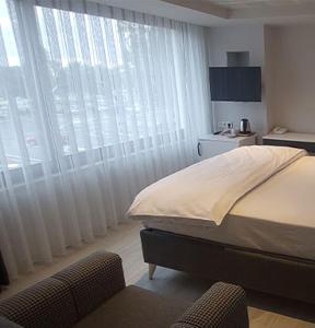 a bedroom with a bed and a large window at MEYDAN BUTİK OTEL in Tekirdag