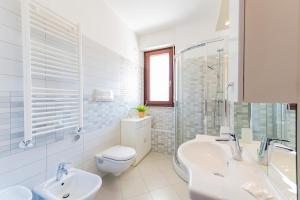 モンテジルヴァーノにあるYour Dream Stay in Montesilvano Awaits!のトイレと洗面台を備えた白いバスルーム