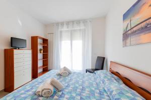 モンテジルヴァーノにあるYour Dream Stay in Montesilvano Awaits!のタオルが敷かれたベッドのある寝室