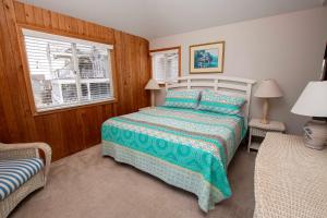 Katil atau katil-katil dalam bilik di OCEANFRONT, Ocean views, beach walkway, screened porch, O3, Duckaway