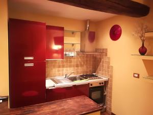 una piccola cucina con lavandino e piano cottura di La Casa dei Fieschi a Lavagna