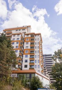 un edificio alto y blanco con balcones. en Brand New Modern 1BD Flat In Chayka with Parking, en Varna