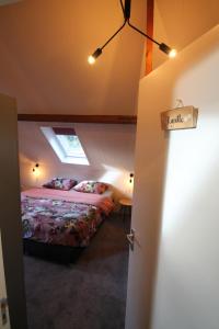 Postelja oz. postelje v sobi nastanitve Karin's kruidenhoeve B&B kamer Kamille met Finse sauna