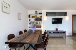 Televízia a/alebo spoločenská miestnosť v ubytovaní Reding 5 FreshApartments