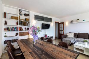 Televízia a/alebo spoločenská miestnosť v ubytovaní Reding 5 FreshApartments