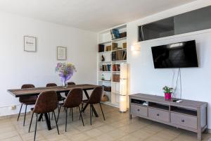 Televízia a/alebo spoločenská miestnosť v ubytovaní Reding 5 FreshApartments