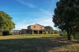 Tòa nhà nơi biệt thự tọa lạc