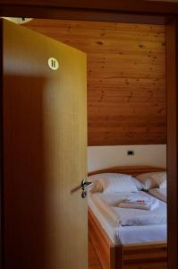 una puerta abierta a un dormitorio con cama en Casa Ninfea Panzió, en Cserszegtomaj