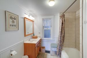 La salle de bains est pourvue d'un lavabo, d'une baignoire et d'une douche. dans l'établissement Historic Bristol Getaway on 160-Acre Working Farm!, à Bristol