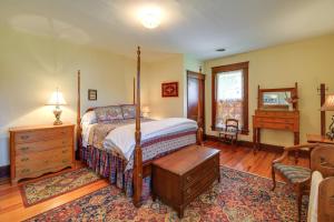 Posteľ alebo postele v izbe v ubytovaní Historic Bristol Getaway on 160-Acre Working Farm!