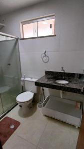 ein Bad mit einem WC, einem Waschbecken und einer Dusche in der Unterkunft Praia da Pérola in Ilhéus