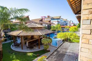 uma vista aérea de um resort com uma piscina em Villas de Fiji #105 - Bangalô por Carpediem em Cabedelo