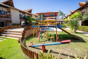 um parque infantil com um escorrega num quintal em Villas de Fiji #105 - Bangalô por Carpediem em Cabedelo