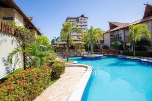 uma piscina no meio de um resort em Villas de Fiji #105 - Bangalô por Carpediem em Cabedelo