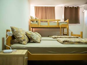- une chambre avec deux lits superposés et une lampe dans l'établissement Sobe Marija, à Kikinda