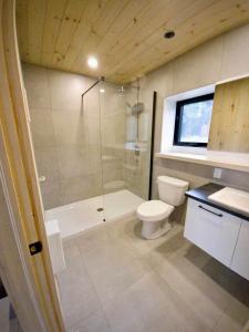 Tring-Jonction的住宿－Aventuria，浴室配有卫生间、淋浴和盥洗盆。