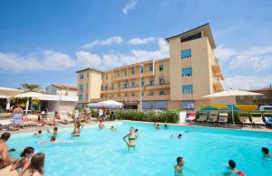 Baseinas apgyvendinimo įstaigoje ISA-Double room in hotel with swimming pool in Marina di Cecina, just 10 meters from the sea arba netoliese