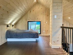 Tring-Jonction的住宿－Aventuria，木屋内的卧室,配有床