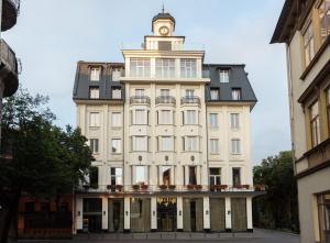 budynek z wieżą zegarową na górze w obiekcie Nadiya Palace w Iwano-Frankiwsku