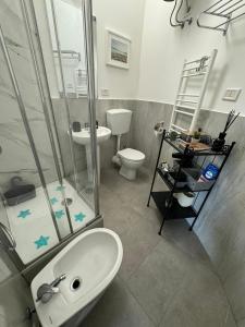 uma casa de banho com um chuveiro, um lavatório e um WC. em Aurelia Green Suite em Roma