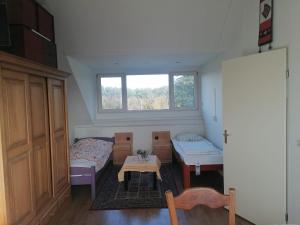 een kleine kamer met 2 bedden en een tafel bij Rooms for longer stays with Invoice in Houten