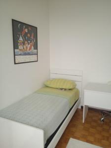 ein weißes Schlafzimmer mit einem Bett und einem Schreibtisch in der Unterkunft Sea Max Bogliasco in San Bernardo