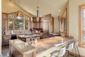 eine Küche mit Holzschränken und einer großen Insel in der Unterkunft The Gold Flake Chalet in Breckenridge