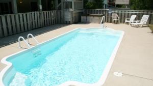 - une piscine d'eau bleue dans l'arrière-cour dans l'établissement OS11K, Hook, Line Skipper- Oceanside, Dogs Welcome, Private Pool, Rec Room, à Corolla