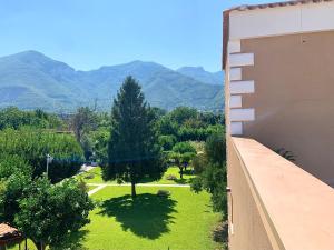 Villa Josette في Sant'Egidio del Monte Albino: اطلاله على ساحه بها شجر وجبال