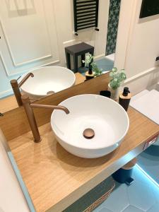 - une salle de bains avec deux lavabos sur un comptoir en bois dans l'établissement Villa Josette, à Sant'Egidio del Monte Albino