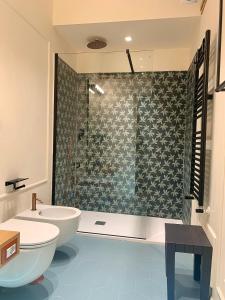 La salle de bains est pourvue de toilettes, d'un lavabo et d'une douche. dans l'établissement Villa Josette, à Sant'Egidio del Monte Albino