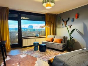 Posezení v ubytování Klassen Stay - Design Studio in 11 Etage - Tolle Aussicht - Sauna, Pool - Netflix