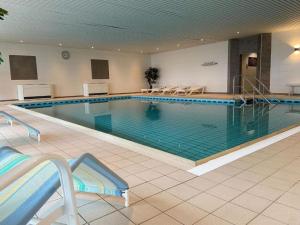 a large swimming pool in a hotel room at Klassen Stay - Design Studio in 11 Etage - Tolle Aussicht - Sauna - Netflix in Lahnstein