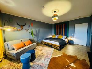 Postel nebo postele na pokoji v ubytování Klassen Stay - Design Studio in 11 Etage - Tolle Aussicht - Sauna, Pool - Netflix + 32 fotografií