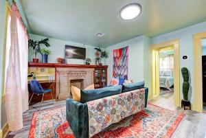 een woonkamer met een bank en een open haard bij Canary Cottage-brighten your stay-central NW OKC in Oklahoma City