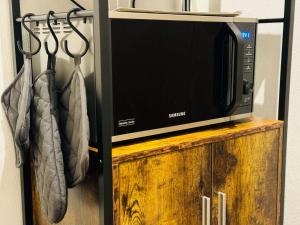 TV a/nebo společenská místnost v ubytování Klassen Stay - Design Studio in 11 Etage - Tolle Aussicht - Sauna, Pool - Netflix