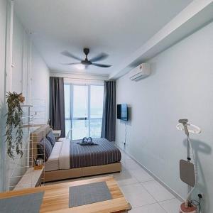 sypialnia z łóżkiem i wentylatorem sufitowym w obiekcie High-Floor Sky Trees City Views & Facilities A23 w mieście Johor Bahru