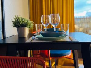 Nápoje v ubytování Klassen Stay - Design Studio in 11 Etage - Tolle Aussicht - Sauna, Pool - Netflix