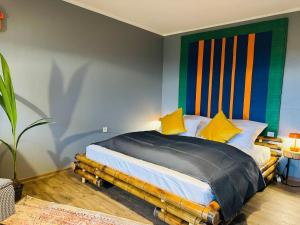 Postel nebo postele na pokoji v ubytování Klassen Stay - Design Studio in 11 Etage - Tolle Aussicht - Sauna, Pool - Netflix