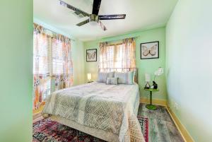 een slaapkamer met een bed en een plafondventilator bij Canary Cottage-brighten your stay-central NW OKC in Oklahoma City