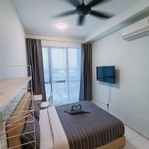 um quarto com uma cama e uma ventoinha de tecto em High-Floor Sky Trees City Views & Facilities A23 em Johor Bahru