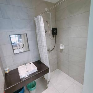 W łazience znajduje się umywalka i prysznic. w obiekcie High-Floor Sky Trees City Views & Facilities A23 w mieście Johor Bahru