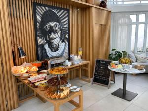 馬瑙斯的住宿－Juma Ópera Boutique Hotel & Spa，一张桌子,上面有食物和一张男人的照片