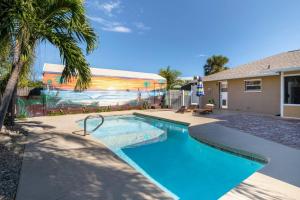 uma piscina em frente a uma casa em Tropical Island Escape Near Disney, Beach, Cruise em Merritt Island