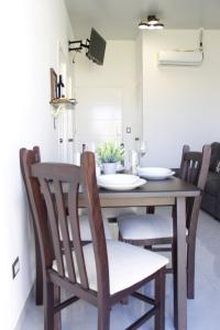 a dining room table and chairs in a room at Residencial Privada Nueva San miguel, casa Flores in San Miguel