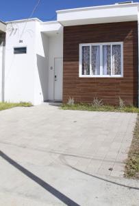 a house with a driveway in front of it at Residencial Privada Nueva San miguel, casa Flores in San Miguel