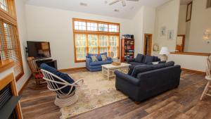 un salon avec deux canapés et une télévision dans l'établissement Oceanside, Hot Tub, Private Pool, OS1B, Always Unforgettable, à Corolla