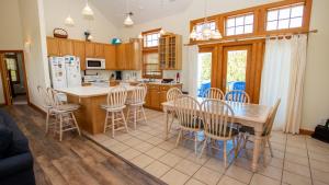 une cuisine et une salle à manger avec une table et des chaises dans l'établissement Oceanside, Hot Tub, Private Pool, OS1B, Always Unforgettable, à Corolla