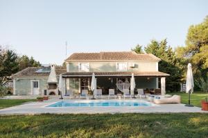 The Green House Villa (with private pool) Corfu في سيداري: بيت فيه مسبح في الساحه