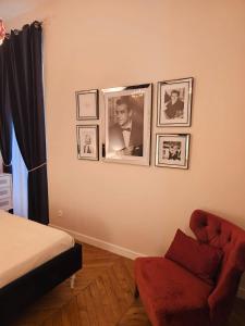 - une chambre avec un canapé et des photos sur le mur dans l'établissement Château GrandClément Piscine et Parc, à Villeurbanne